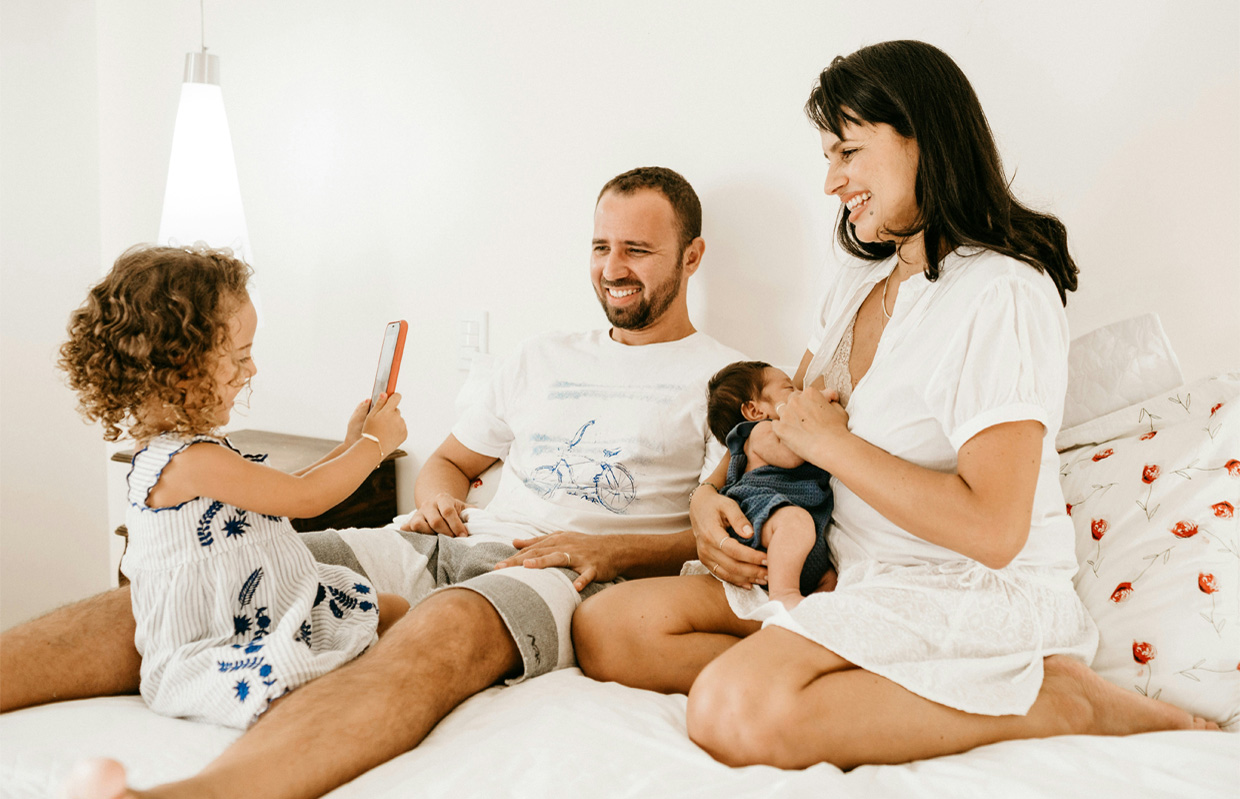 くつろぐ家族の画像