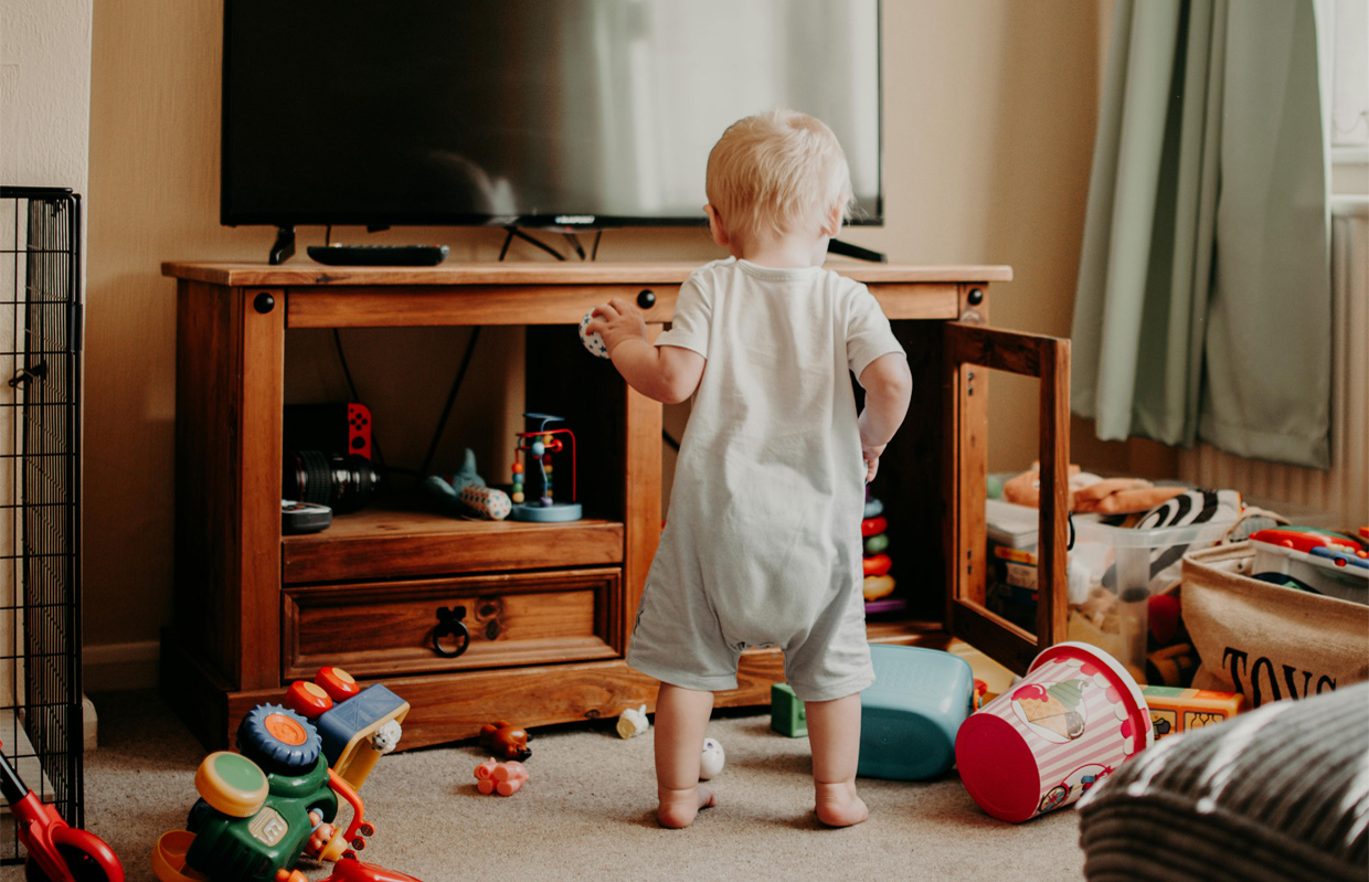 子供がテレビの前で立つ画像
