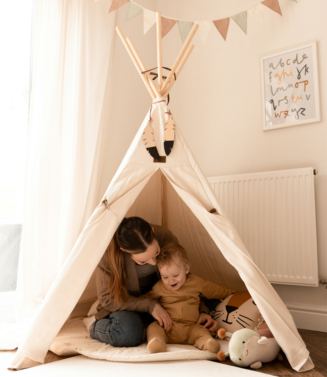 テントの中の親子の画像